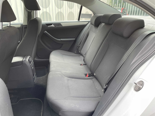 Imagen 8 de 14 de Volkswagen Jetta 2018 2.5 Trendline Mt