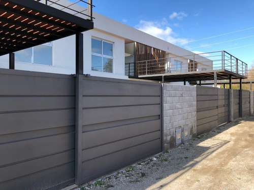 Calle 27 E/ 462 Y 464 City Bell. Dúplex En Venta 2 Dormitori