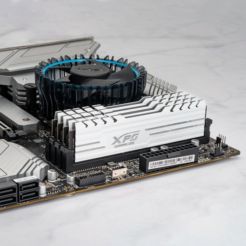 Imagen 2 de 10 de Memoria Ram Ddr4 8gb 3200 Mhz Gamer Adata Xpg D10 Cl16 White