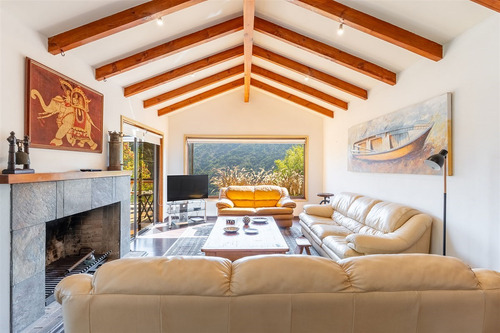 Cómoda Casa Con Distintos Ambientes Interiores Y Exteriores
