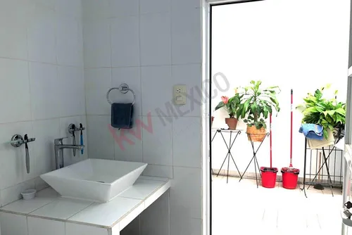 Propiedad En Venta Gran Ubicación Sobre Emblemática Calle De Centro Histórico De Querétaro