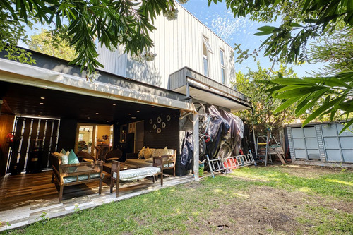 Moderna Y Eficiente Casa En Las Condes, Sector Residencial