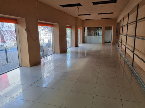Imagen 6 de 14 de Local, Gran Esquina, 8 De Octubre Y Cipriano Miro , 300 M2 , Impecable !!