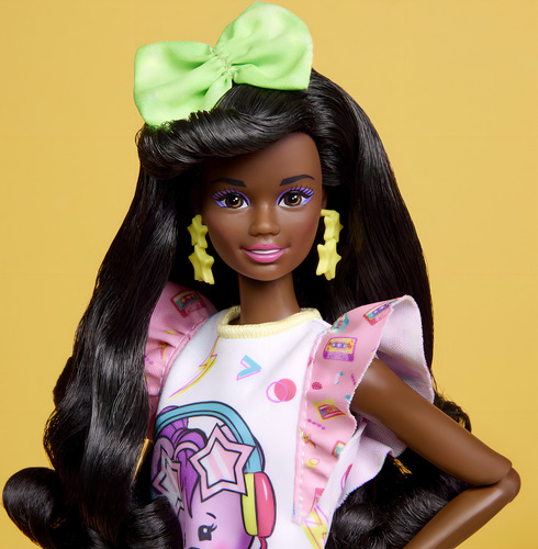 Boneca Barbie, cabelo preto encaracolado, festa de pijama para 8
