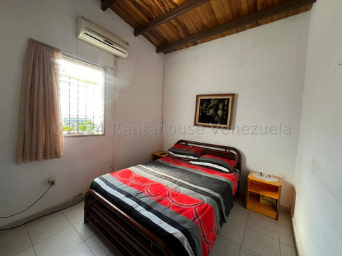 Raiza Suárez Vende Hermosa Casa Ubicada En La Parroquia El Cuji 2 4 1 9 8 7 5 Posee 4 Haitaciones, 2 Baños, 2 Puestos De Estacionamiento, Tanque Subterráneo De 2 Mil Litros, Seguridad Las 24 Hor