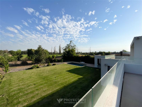 Casa En Venta De 5 Dorm. En Colina