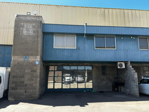 Bodega De Almacenaje Con Oficinas.