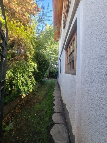 Se Vende Casa A Cuadras De Metro Los Dominicos.
