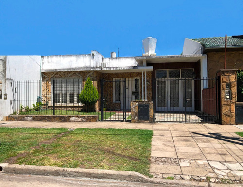 Venta Casa 3 Ambientes Con Fondo Libre Pileta Castelar Centr