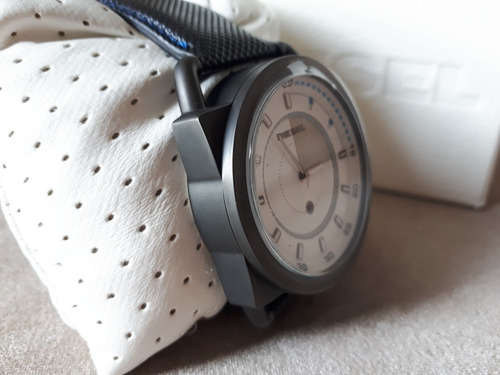 Relógio Original Diesel Fundo Branco Pulseira De Couro