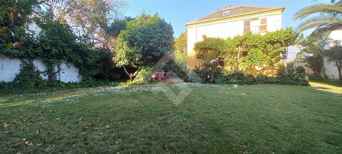 Casa En Venta De 5 Dorm. En Ñuñoa