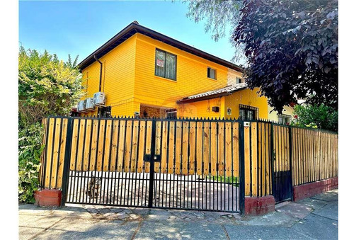 Se Vende - Casa De 2 Pisos Con Patio - Ñuñoa