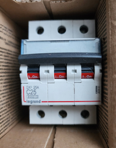 Interruptor Automatico 3p 25a Crv C 10 Ka Ref 407861 Legrand