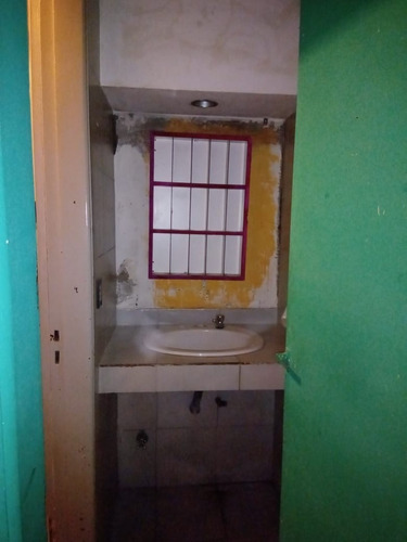Imagen 6 de 8 de Local Muy Bien Ubicado Medidas 3x7 Con Baño Y Antebaño Frente Vidriado Y Rejas