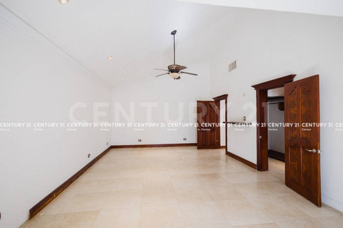 Casa En Venta Con Alberca, En Fraccionamiento Hacienda Santa Fe Chihuahua, Chih.
