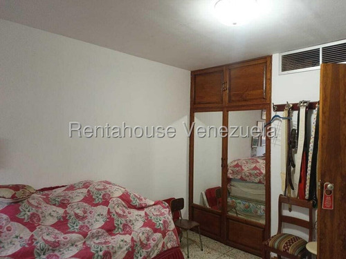 Apto. En La Urb. Los Chaguaramos, (rgpr) Mls #25-24611
