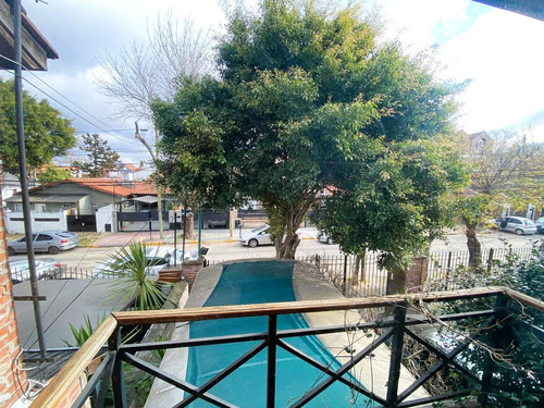 Triplex En Venta 5 Amb Con Cochera, Jardin, Pileta Y Parrilla / Permuta / Apto Credito