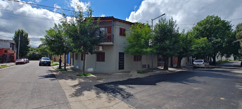 Casa En Venta Semi-centrica En Gualeguaychú.