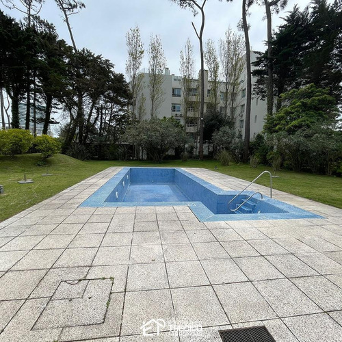 Imagen 13 de 13 de Venta - Destacable Departamento En Venta En Playa Mansa A Una Cuadra Del Mar. 4 Dormitorios En Suite.