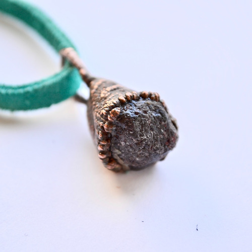 Imagen 1 de 4 de Collar De Piedra Natural Granate, Cobre Y Cuero Turquesa