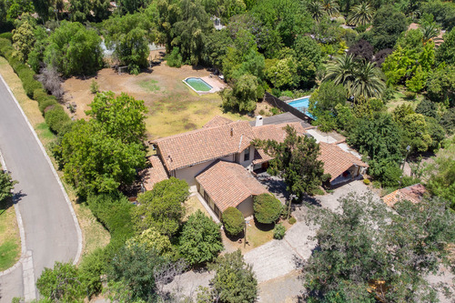 Vive Seguro En Chicureo: Casa Chilena En Condominio Central