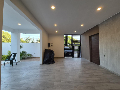 Playa De Vacas, Departamento En Venta En 1er Nivel Con Alberca.