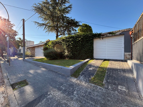Casa De 3 Dormitorios En Alquiler En Urca - Terreno Doble