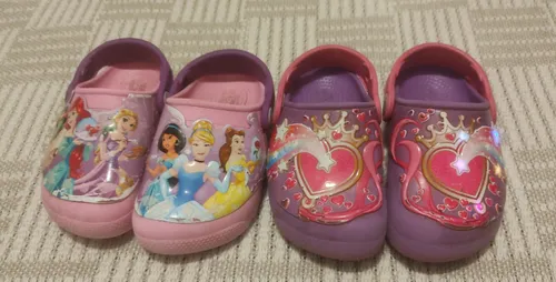 2 Pares Sandalias Crocs Princesas C/luces Para Niña Talle C8 (Usado)