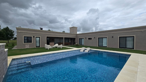 Casa En Venta Brandsen En Barrio Cerrado Con Pileta