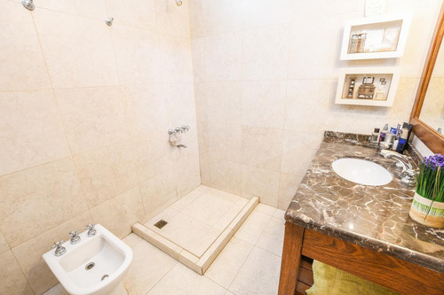 Casa De 4 Dormitorios En Venta - Reciclada - Alberdi