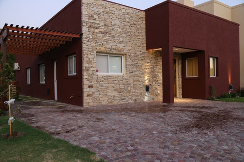 Casa En Venta En Pilar, Barrio La Angélica.
