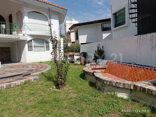 Casa Tipo Colonial Con 3 Recamaras Y Amplio Jardín