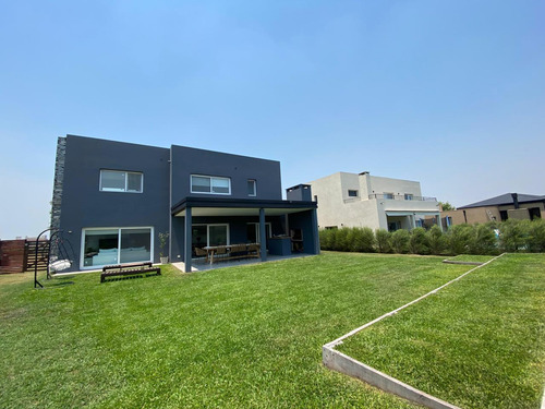 Excelente Casa En Alquiler Anual En El Canton Puerto Con Pileta