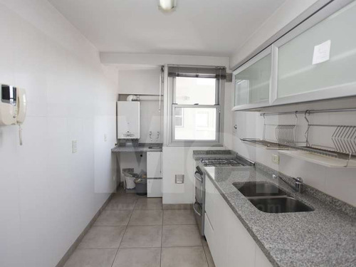 Excelente 3 Ambientes Con Cochera, Piso Alto, Muy Luminoso.