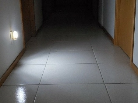 Imagem 4 de 5 de Kit C/8 Luz Noturna Tomada Mini Luminária Super Led E Sensor