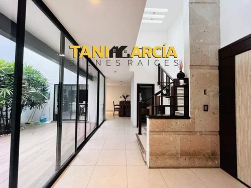 Vendo Casa Excelente Ubicación, Frente A Plaza Shangrila