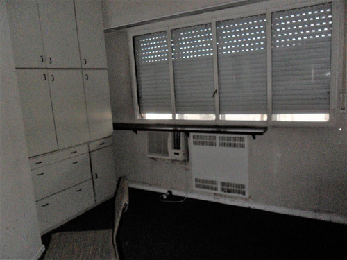 Imagen 6 de 16 de Amplia Oficina Al Frente, Con Recepción, 3 Despachos, Sala De Espera, Cocina, Baño Completo. Cochera Fija En El Subsuelo Del Edifcio.