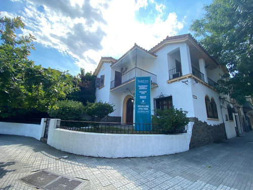 Imagen 1 de 28 de Alquiler De Espectacular Casa De Dos Pisos, En Bulevar España.