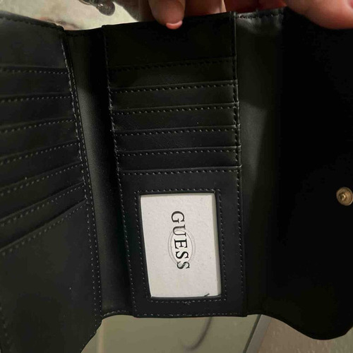 Diseño de tela Guess Gray modelo Sg905351 con anagrama de la marca