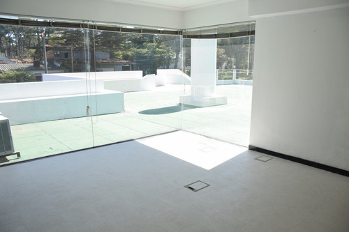 Amplio Local Comercial Sobre Av Roosevelt- Ref: 6517