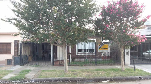Chalet En Venta En Castelar Sur