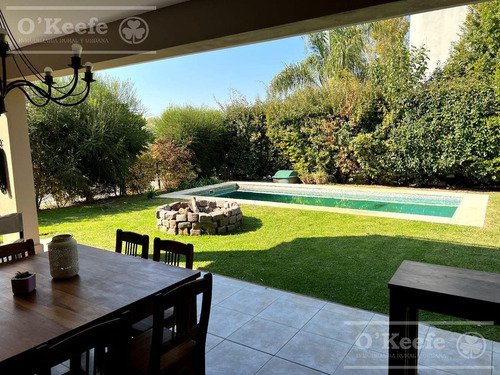 Imagen 7 de 23 de Casa En Venta De Cinco Ambientes Sobre Un Lote Central En El Barrio Las Acacias De Hudson