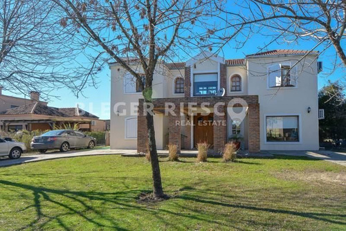 Casa  En Venta Ubicado En Santa Catalina, Villanueva (tigre)