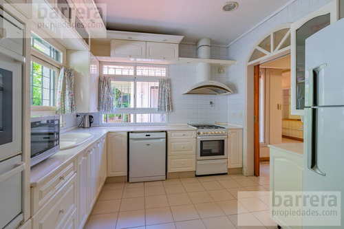 Exclusivo Chalet En Los Troncos: 4 Dormitorios Con Terreno Único