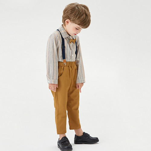 Conjunto De Camiseta A Rayas Con Pajarita Y Pantalones Con T