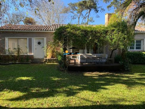 Casa En Venta En La Mansa De Punta Del Este,3 Dorm.+ Dep.de Servicio Con Baño,garaje Cerrado,gran Barbacoa,piscina Climatizada,gran Parque Totalmente Cercado.