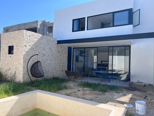 Casa En Venta En Mérida, Temozon Norte, Privada Amidanah,a 1 Mes