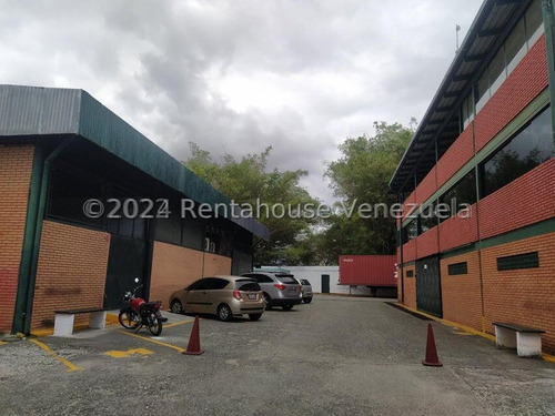 Ms: 24-23747, Vendemos Amplio Conjunto Industrial En Guatire. A=8.692m2, 4b, +10p.