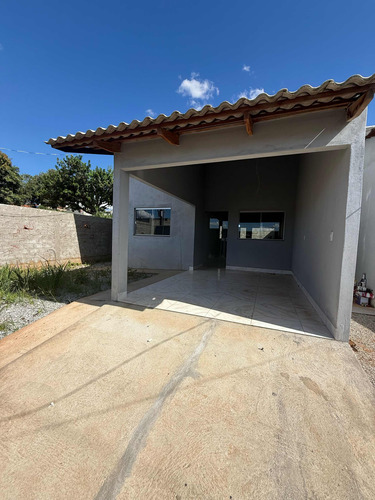 2 Quartos, 1 Sala, 1 Garagem, 1 Cozinha, 1 Sala E 1 Área
