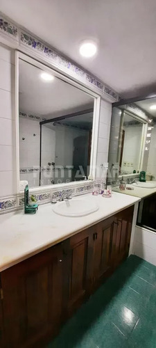 Importante Casa De 2 Plantas En Barrio San Rafael